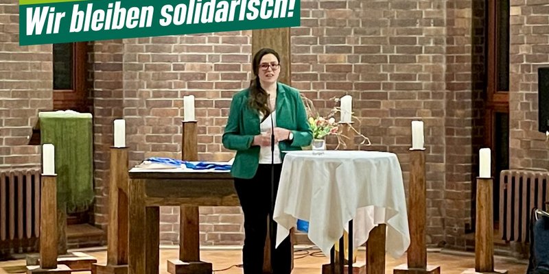 Alexandra Heimerl spricht auf der "Langen Nacht für den Frieden"