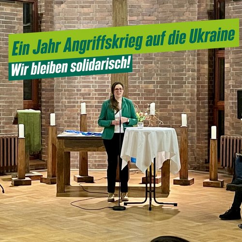 Alexandra Heimerl spricht auf der "Langen Nacht für den Frieden"