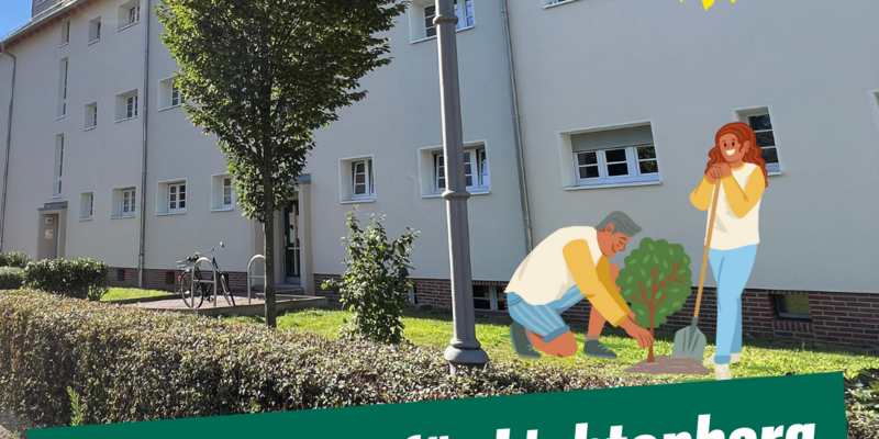 Ein paar pflanzt einen Baum vor einem Haus.