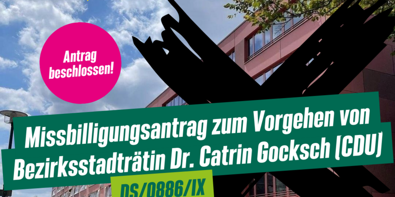 ein Schulergänzungsbau im Bau, darüber ein Kreuz