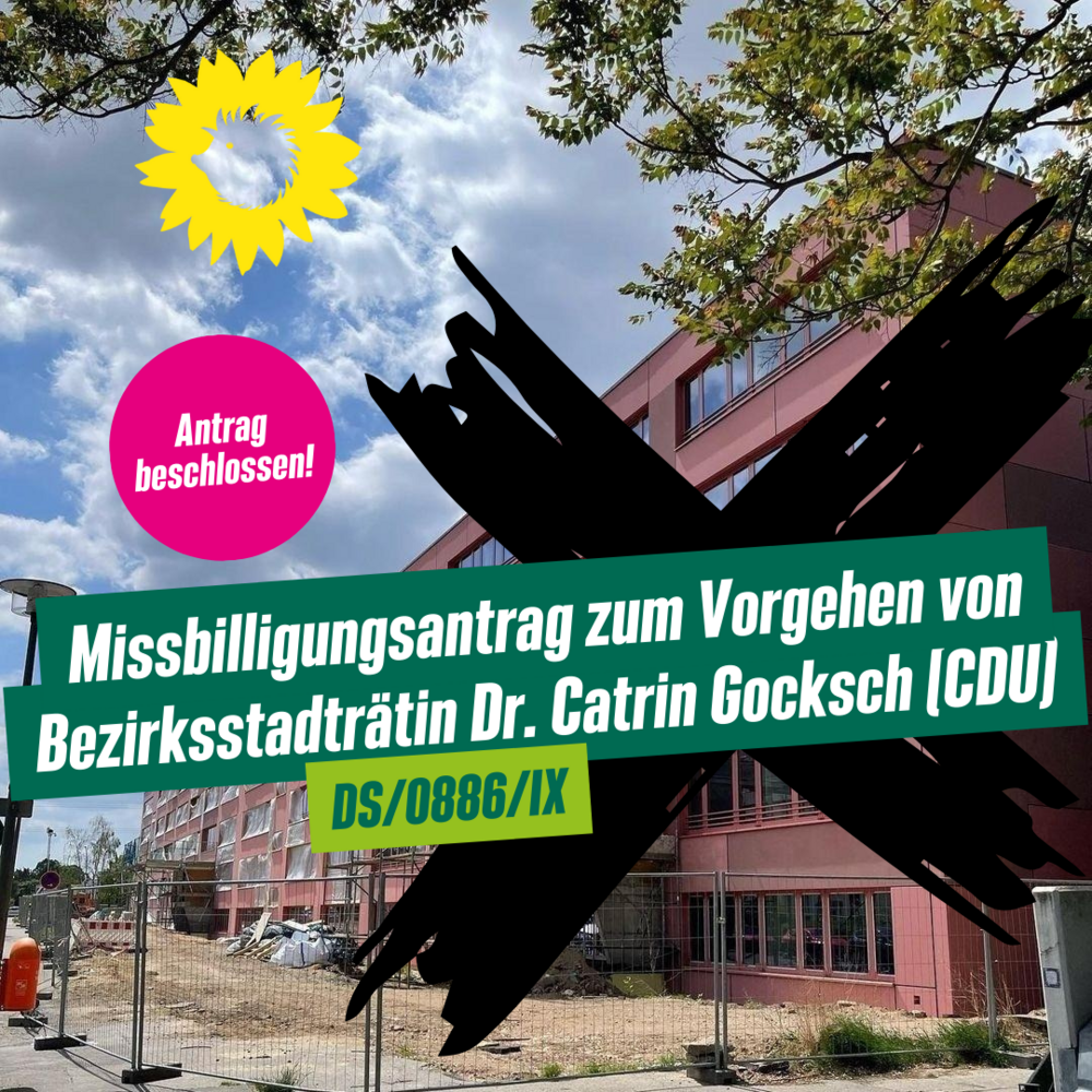 ein Schulergänzungsbau im Bau, darüber ein Kreuz