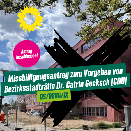 ein Schulergänzungsbau im Bau, darüber ein Kreuz