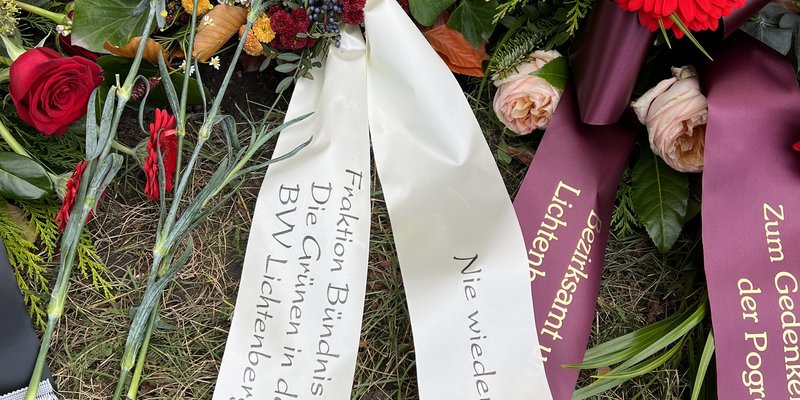 Kranzschleife mit der Aufschrift nie wieder