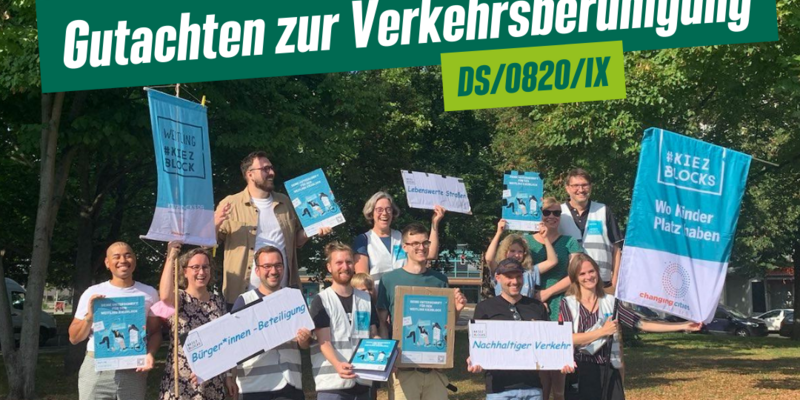 Menschengruppe mit Plakaten für die Einrichtung eines Kiezblocks